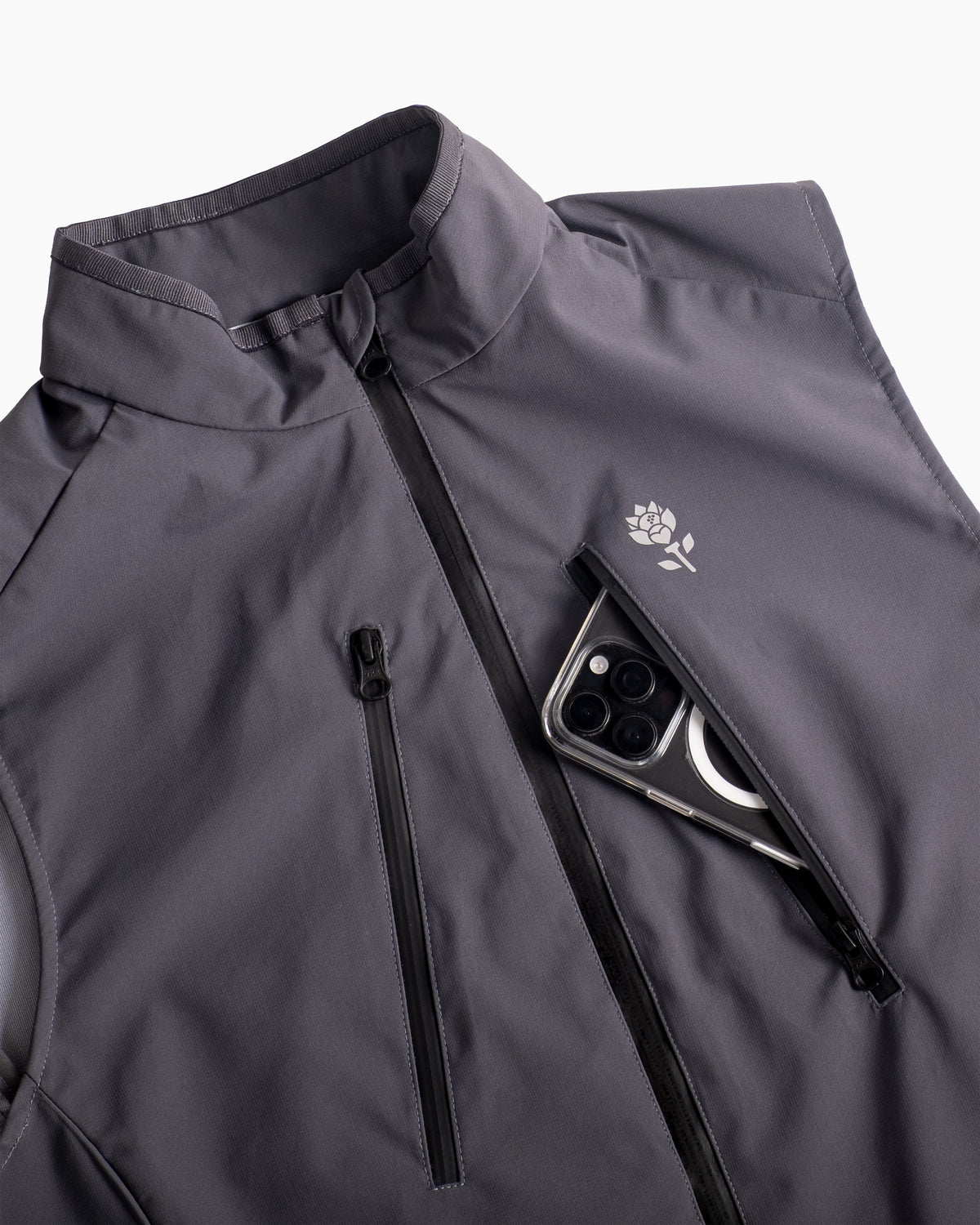 Onda 3L Vest close-up — water-sealed zipper detail on slate vest by Fiori Golf